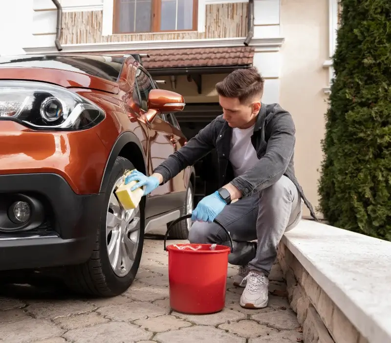 Lavage auto à domicile Fréjeville : professionnel intervenant sur un véhicule
